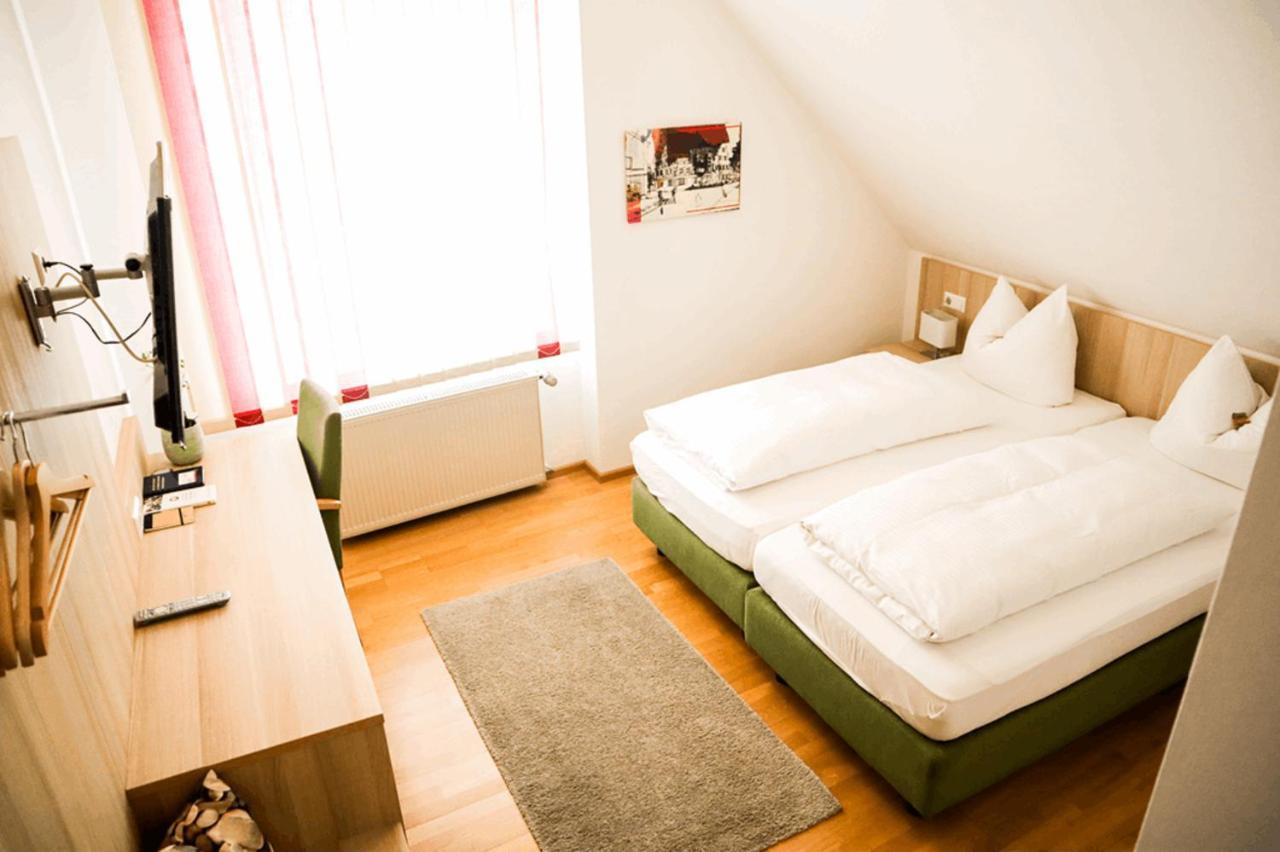 Weinstube Sinas Brettl Hotell Nördlingen Exteriör bild