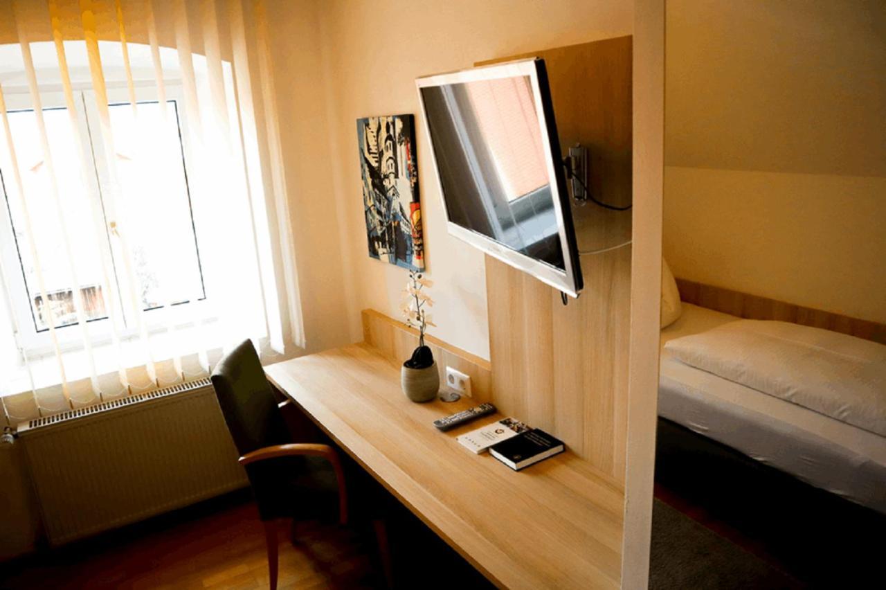 Weinstube Sinas Brettl Hotell Nördlingen Exteriör bild