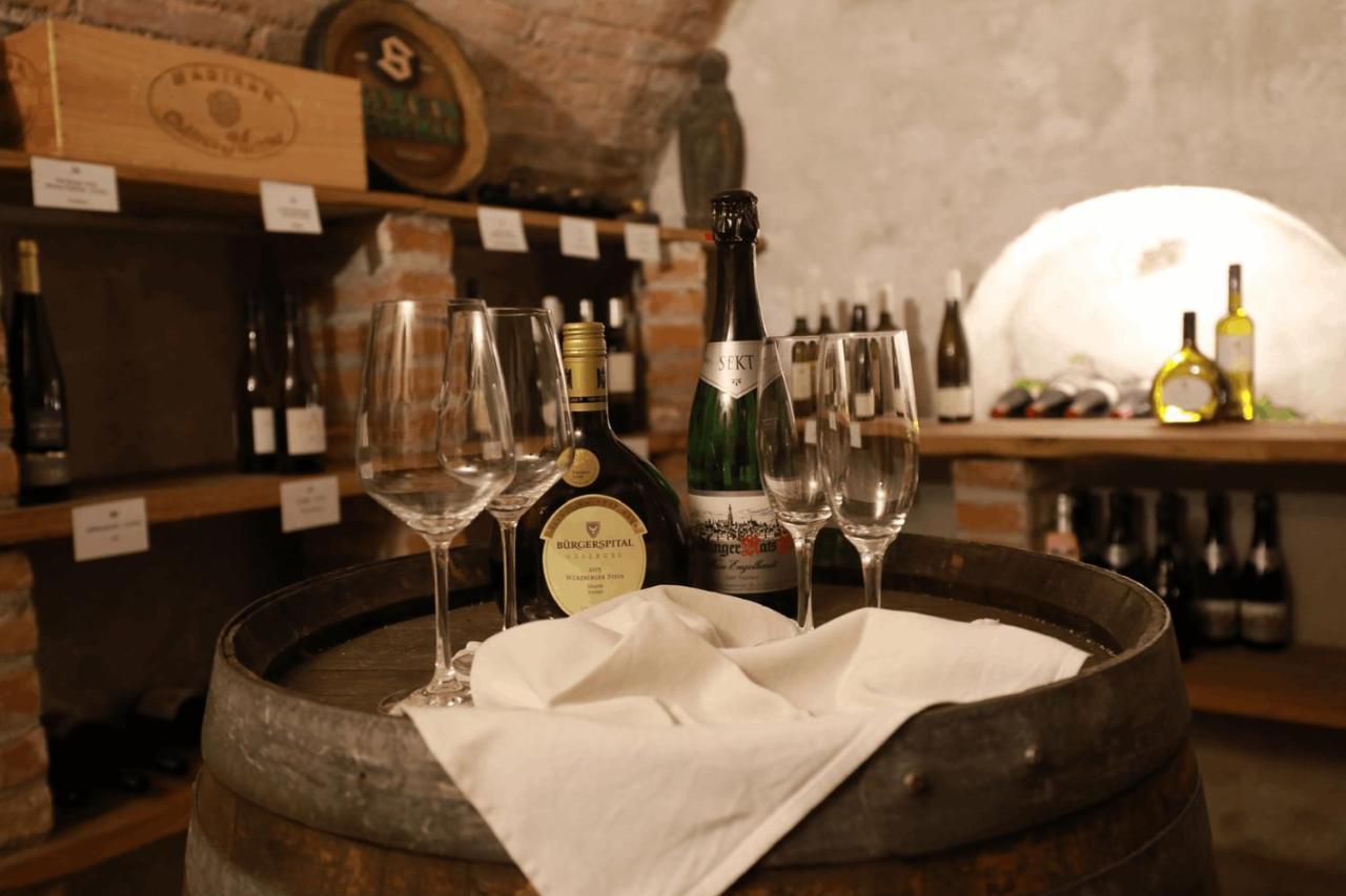 Weinstube Sinas Brettl Hotell Nördlingen Exteriör bild